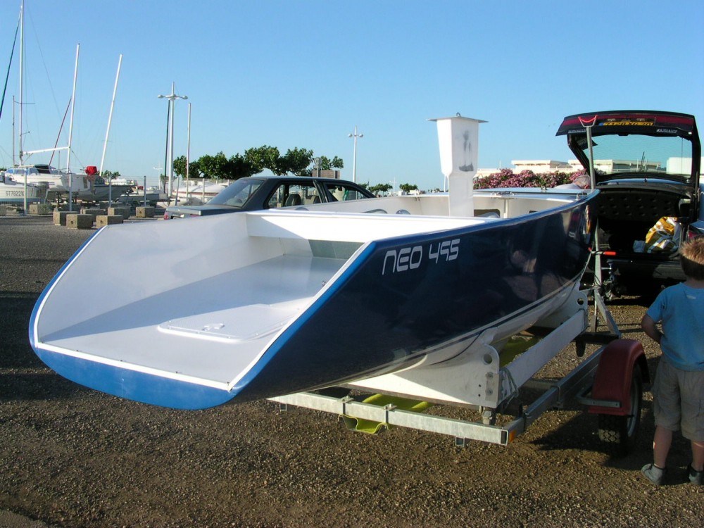 Vendredi 2 Juillet 2004 à 19h15 : Arrivée du Premier Neo495 à la mise à l'eau à Port Camargue